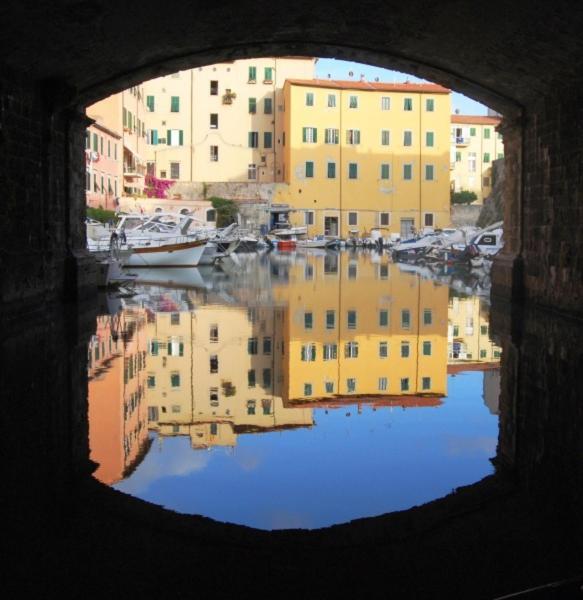 "Dueemme Lodge" , A Pochi Passi Dal Porto Livorno Exterior photo